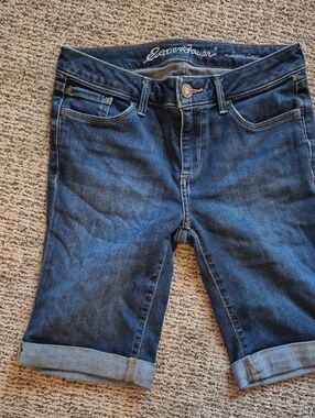 Womens Bermuda Syle Shorts Size 2